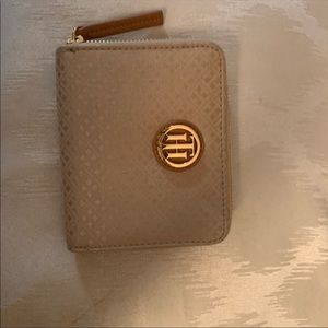 tommy hilfiger beige small wallet